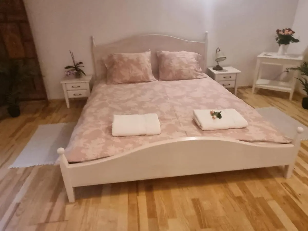 Dolce Vita Linda Budapest 0*,